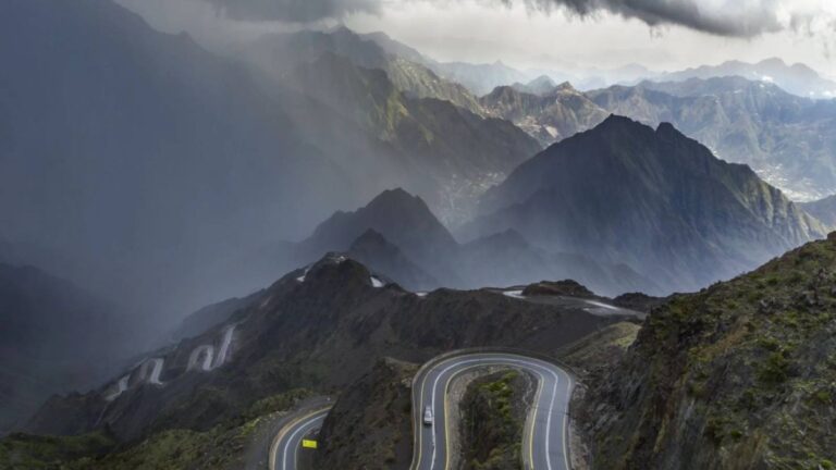 عسير-في-العيد.-مغامرات-وتجارب-مختلفة-بين-الجبال-والضباب