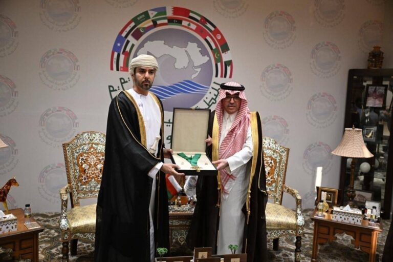 قلادة-السياحة-العربية-من-الطبقة-الممتازة-للسلطان-هيثم-بن-طارق-بن-تيمور-آل-سعيد