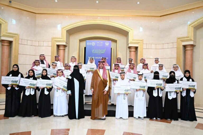 محافظ-جدة-يُكرّم-121-طالباً-وطالبة-من-المتميزين-الفائزين-بجائزة-“منافس-2025”