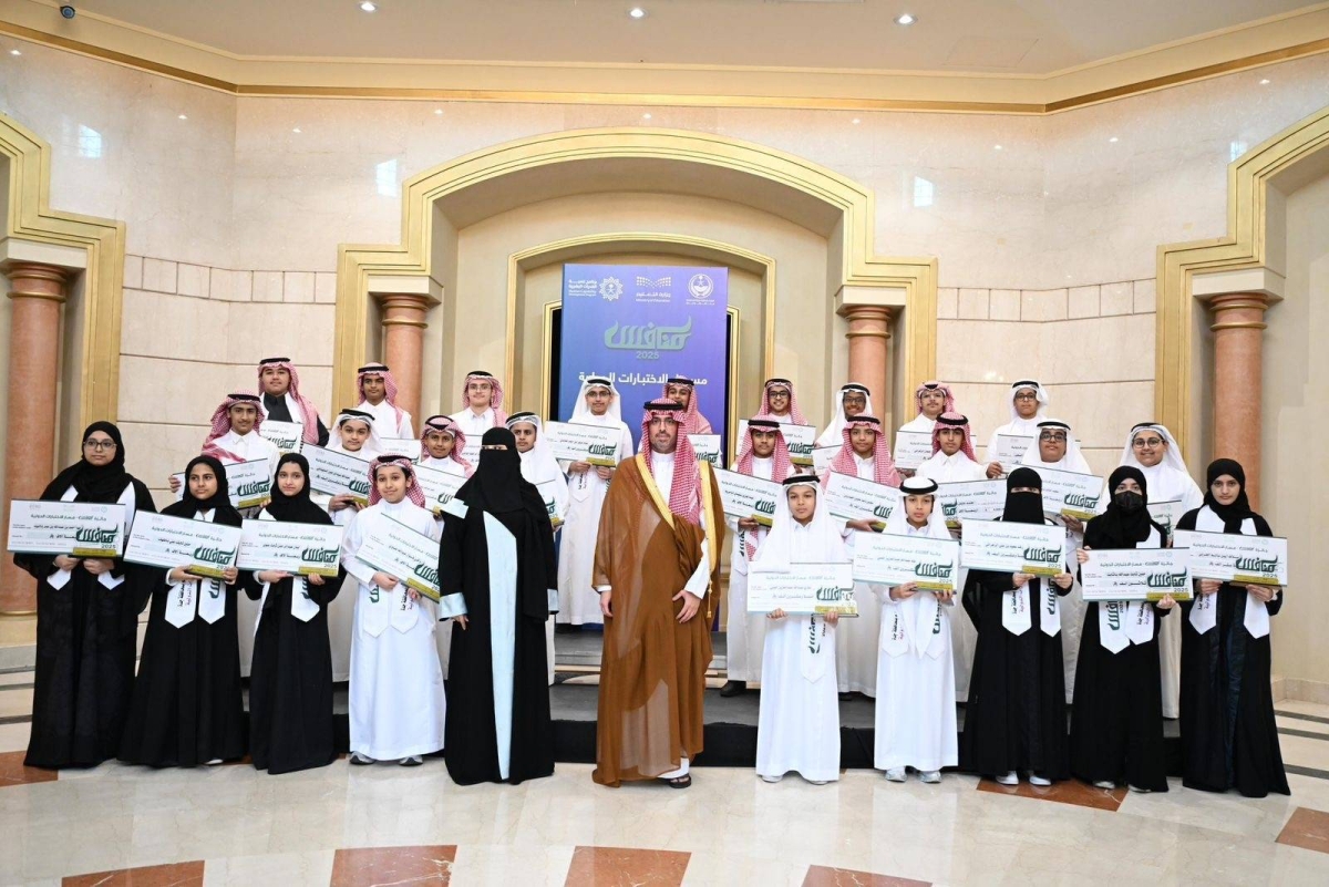 محافظ-جدة-يُكرّم-121-طالباً-وطالبة-من-المتميزين-الفائزين-بجائزة-“منافس-2025”