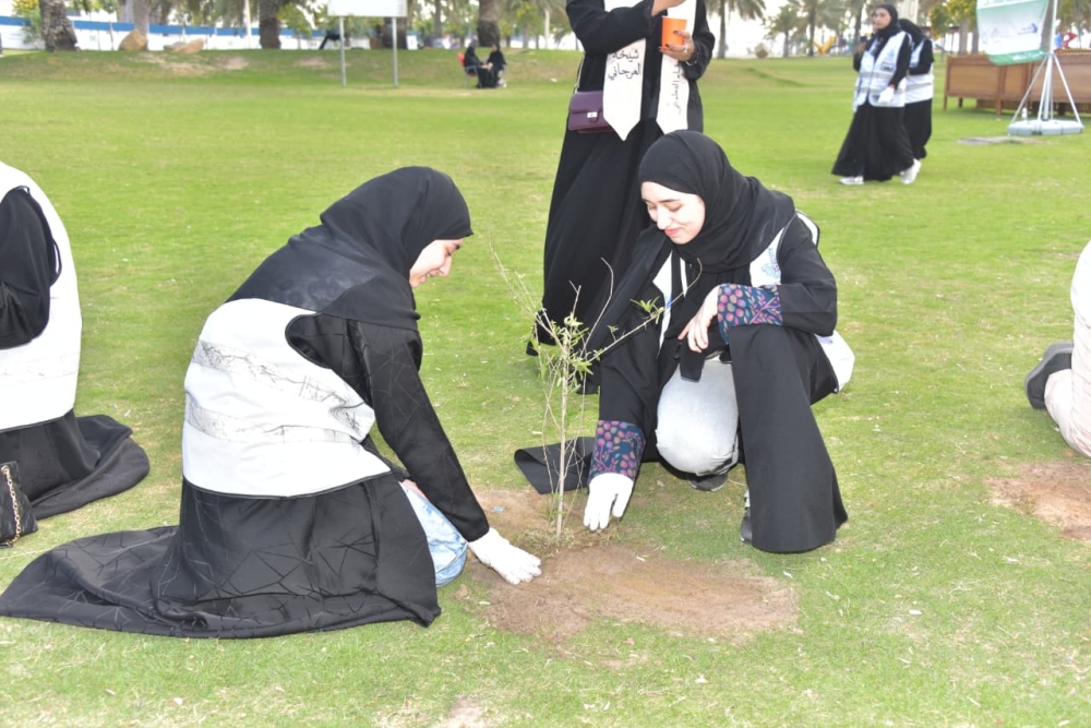 صور|-250-متطوعًا-يزينون-واجهة-الدمام-البحرية-بالشتلات-الزراعية