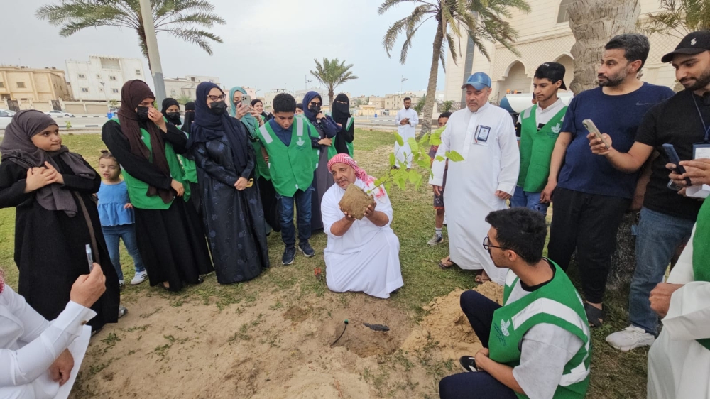 فيديو-وصور.-مبادرة-حدائق-بلدي-في-القطيف-تجذب-48-متطوعًا-لزراعة-أشجار-التوت
