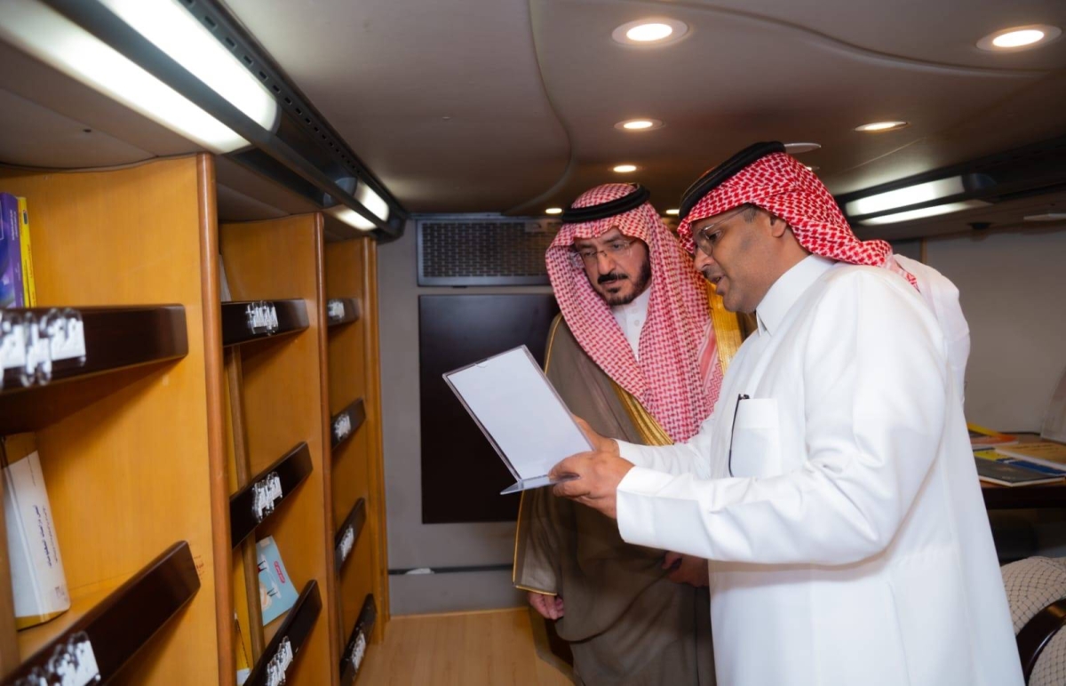 في-الدلم.-الكتاب-يخرج-من-الرف-إلى-الشارع:-“المكتبة-المتنقلة”-تصنع-جسراً-جديداً-للمعرفة