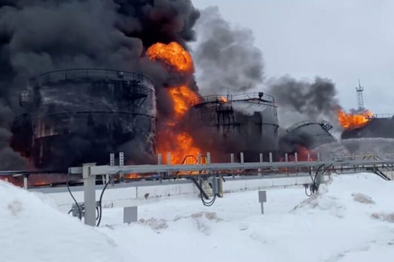 روسيا-تُبلِغ-عن-أمطار-سامة-بعد-ضربة-أوكرانية-استهدفت-منشآت-نفطية