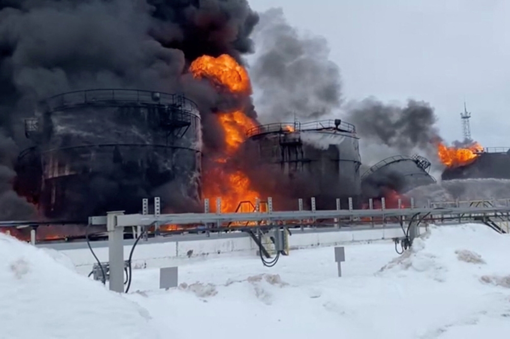 روسيا-تُبلِغ-عن-أمطار-سامة-بعد-ضربة-أوكرانية-استهدفت-منشآت-نفطية