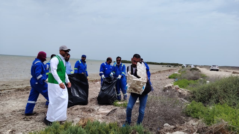 لحماية-البيئة-الساحلية.-30-متطوعًا-ينظفون-شاطئ-مانجروف-دارين-وتاروت