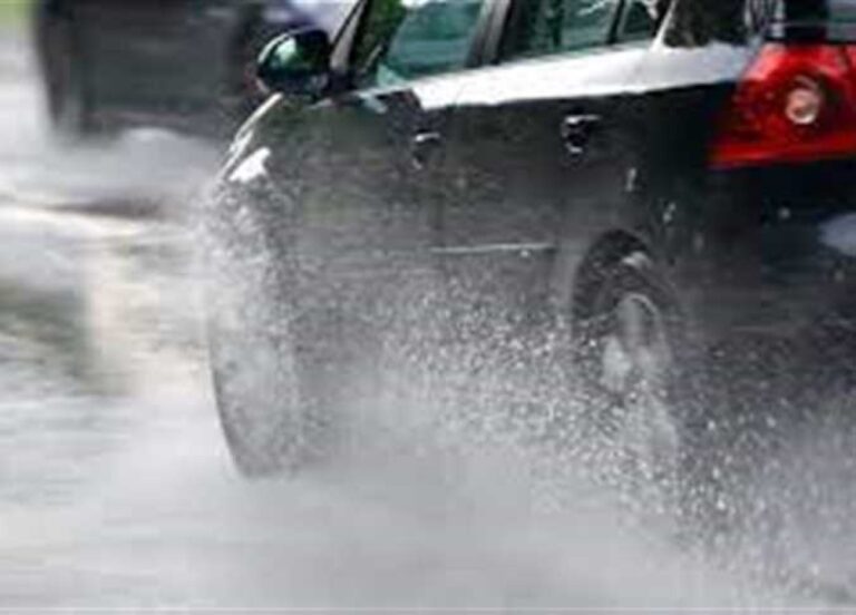 القصيم.-إنقاذ-شخصين-احتجزا-في-سيل-ومعاقبة-قائد-المركبة-لمجازفته