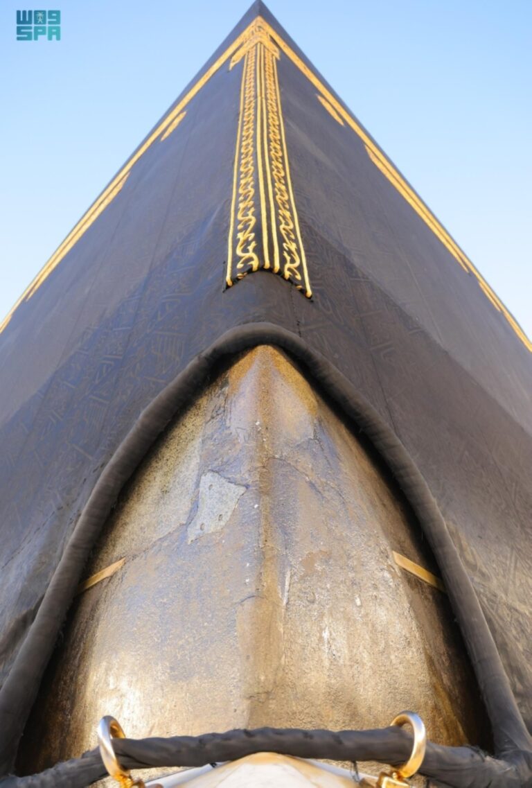 الحجر-الأسود-والركن-اليماني.-
شاهدان-على-قداسة-البيت-العتيق