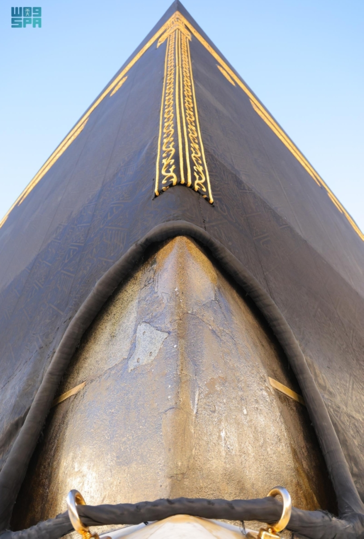 الحجر-الأسود-والركن-اليماني.-
شاهدان-على-قداسة-البيت-العتيق