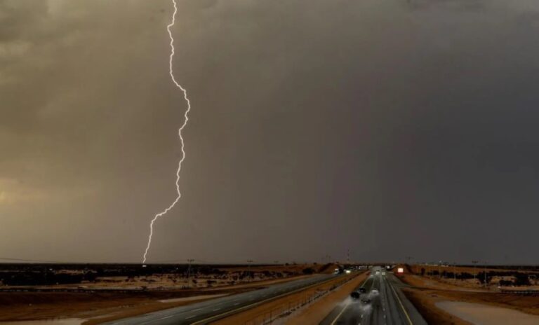 بالصور.-القصيم-والطائف-تشهدان-هطول-أمطار-متفاوتة-الشدة