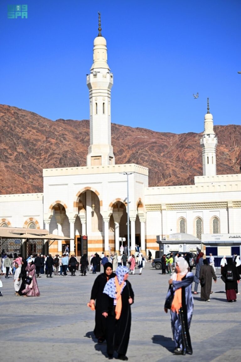 مسجد-سيد-الشهداء-بالمدينة-المنورة.-معلم-بارز-في-ميدان-أحد