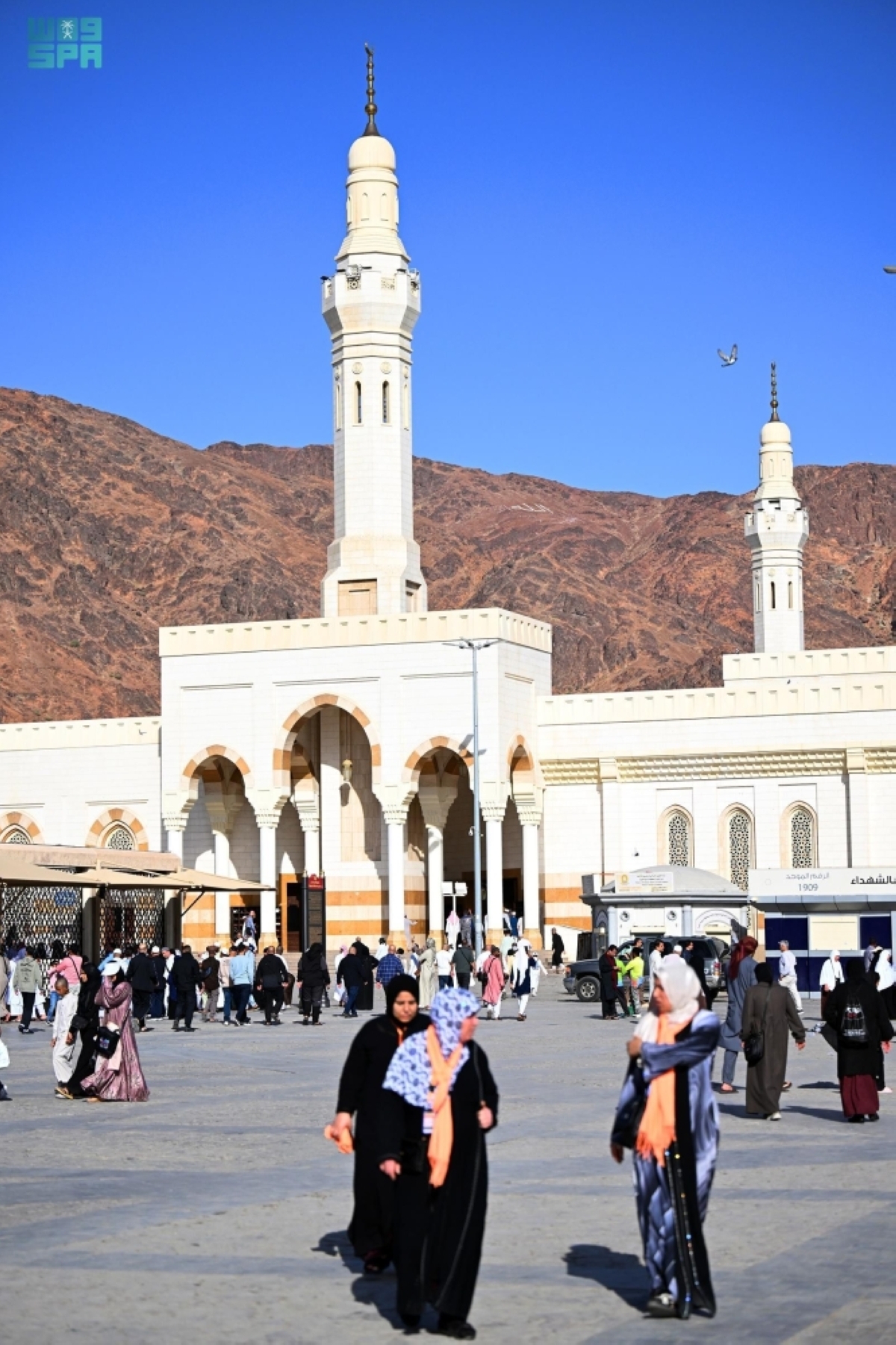 مسجد-سيد-الشهداء-بالمدينة-المنورة.-معلم-بارز-في-ميدان-أحد