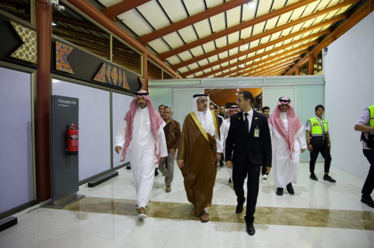 صور.-سفير-المملكة-يطّلع-على-جاهزية-«طريق-مكة»-لخدمة-حجاج-إندونيسيا