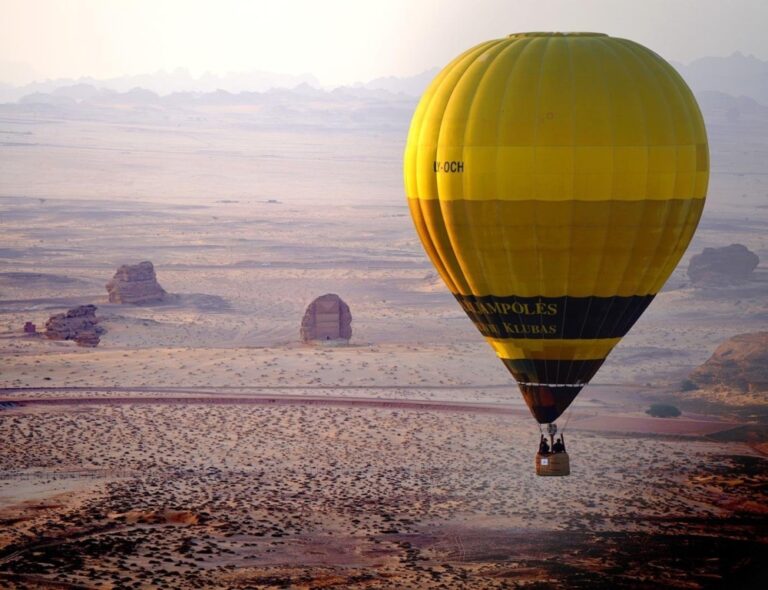 رحلات-المنطاد-في-العُلا.-تجربة-تتجاوز-الترفيه-إلى-استكشاف-الطبيعة