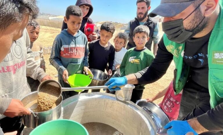 صور-|-دعم-سعودي-متواصل-لغزة.-وجبات-ساخنة-وسلال-غذائية-للأسر-المحتاجة