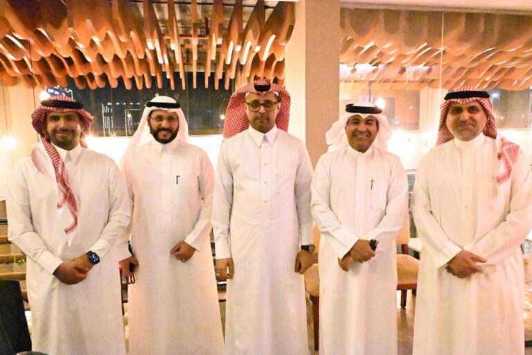 حين-يضحك-الشعر-بذكاء:-“رقيم-الثقافي”-يُعيد-لشعر-الطرافة-هيبته-في-الدمام