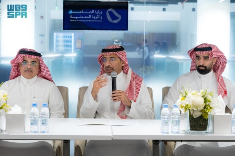 وزارة-الصناعة-تستعرض-
الفرص-الصناعية-في-المشروعات-الكبرى