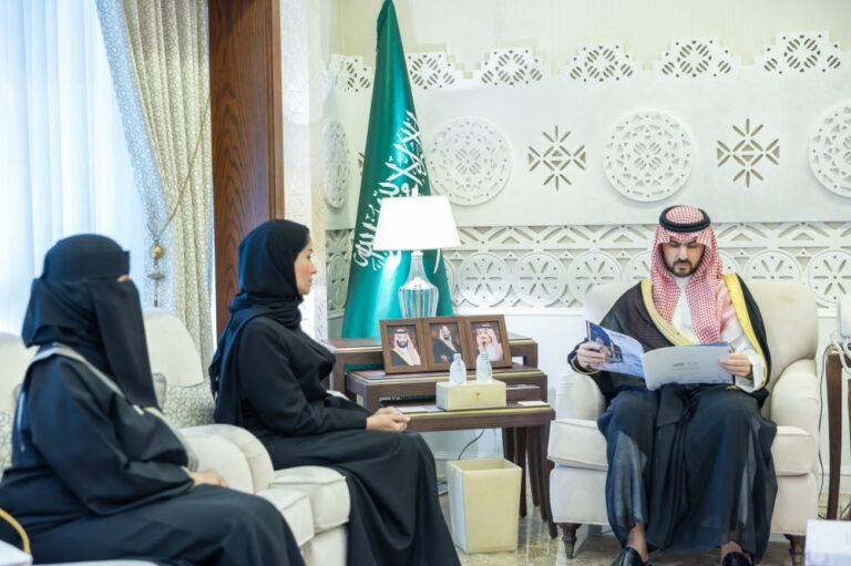 نائب-أمير-الشرقية-يستقبل-مدير-عام-التعليم-ويطّلع-على-نتائج-جائزة-“منافس”-2025