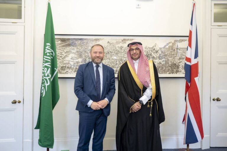 مساعد-وزير-الثقافة-يلتقي-وزير-الدولة-للصناعات-الإبداعية-والإعلام-والفنون-البريطاني