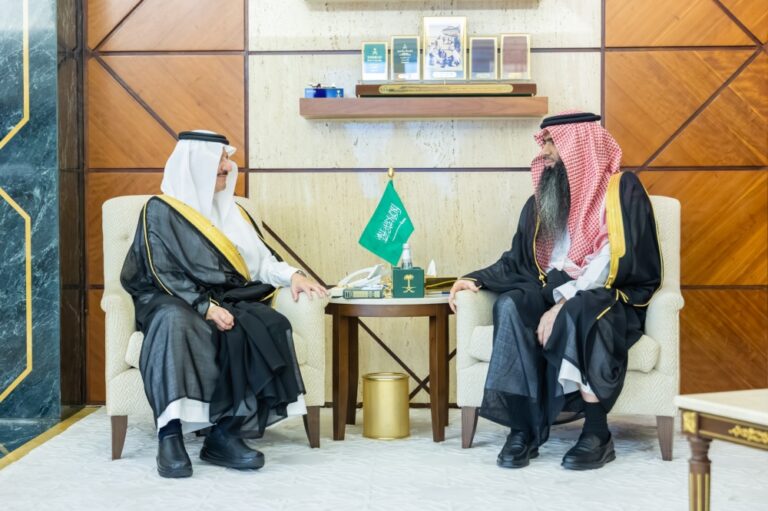 أمير-المنطقة-الشرقية-يستقبل-مدير-البريد-السعودي-بالمنطقة