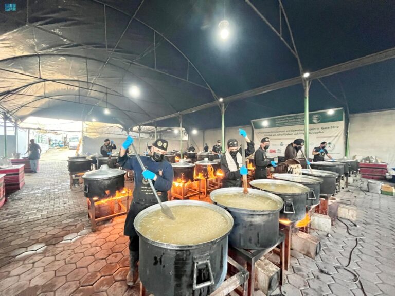 مركز-الملك-سلمان-للإغاثة-يوزّع-24.800-وجبة-غذائية-ساخنة-في-قطاع-غزة
