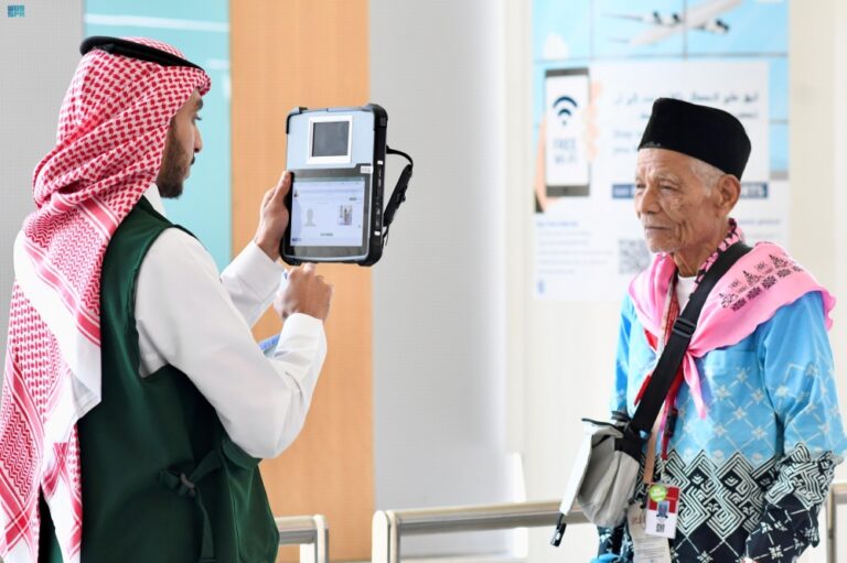 صور|-“الكاونتر-المتنقل”-يسهل-إجراءات-ضيوف-الرحمن-بمختلف-المنافذ