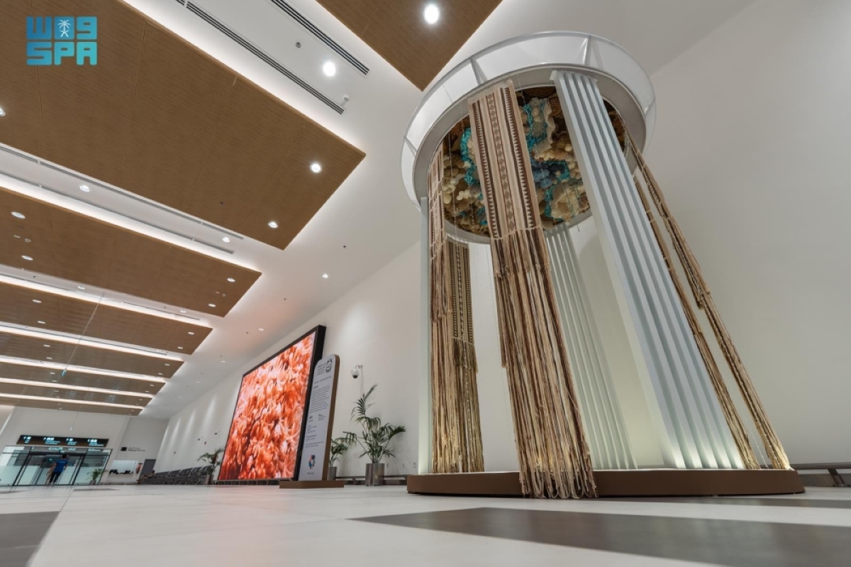 «ورث»-يعرض-عملا-فنيا-في-مطار-خليج-نيوم