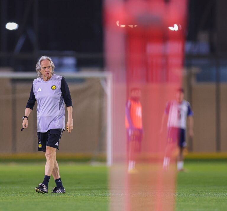 التاسعة تفصل بين العجوز والشاب