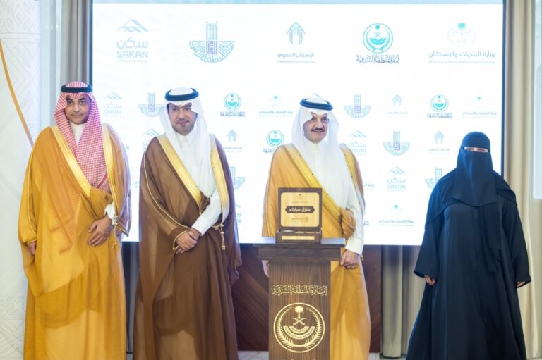 بأكثر-من-2-مليار-ريال.-أمير-الشرقية-يدشن-مشاريع-بلدية-وإسكانية-واستثمارية