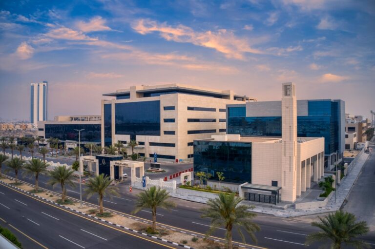 مستشفى-المواساة-الخبر-ينجح-في-ازالة-ورم-نادر-كبير-الحجم-بالغدة-الكظرية-اليسرى-بالروبوت-الجراحي