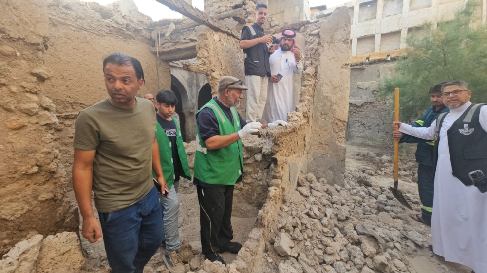 صور.-متطوعو-“دارين”-و”تاروت”-يحمون-الآثار-من-الملوثات-البصرية