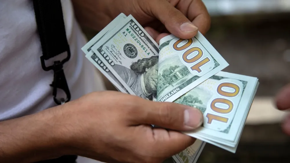 تباين-سعر-الدولار-مقابل-الجنيه-اليوم-الأحد-في-البنوك-المصرية