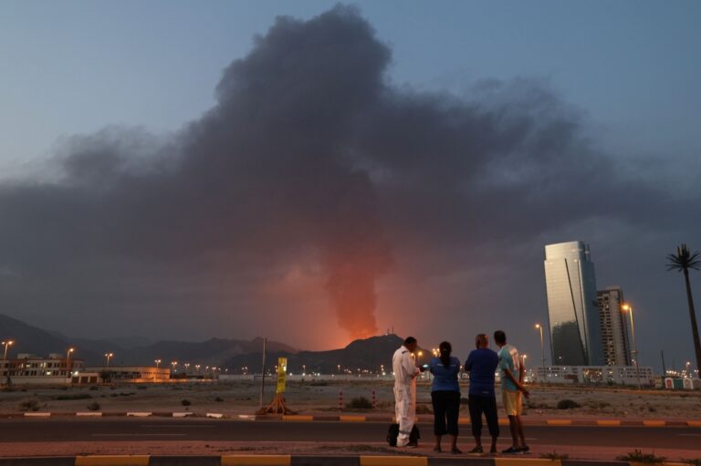 الإمارات.-حريق-متطور-في-منطقة-الفجيرة-بعد-استهداف-بمسيرة-إيرانية