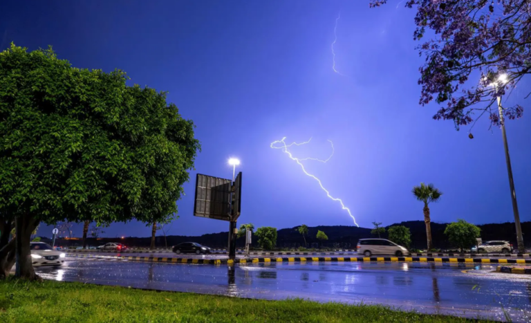 الأمطار-الغزيرة-والبروق-ترسم-مشاهد-جمالية-في-عسير