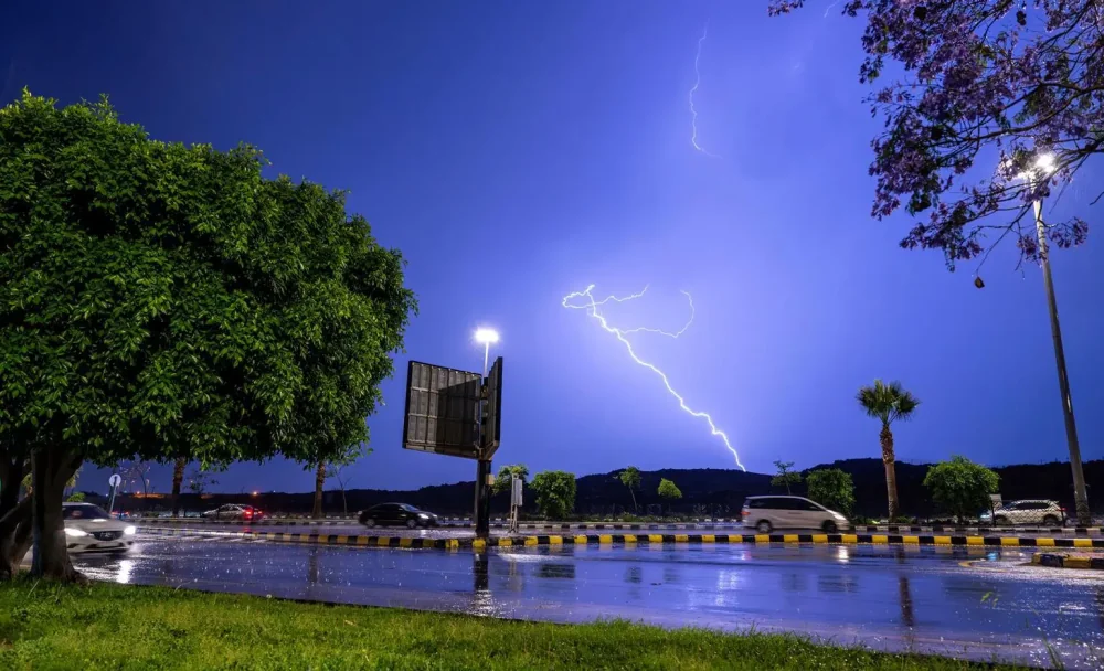 الأمطار-الغزيرة-والبروق-ترسم-مشاهد-جمالية-في-عسير