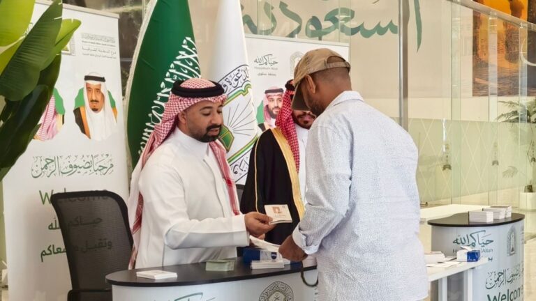 صور|-فرق-دعوية-ومطبوعات-بلغات-عالمية-لاستقبال-ضيوف-الرحمن-بمنافذ-الشرقية
