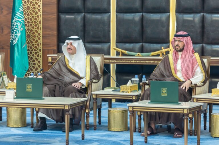 أمير-الشرقية-يستقبل-منسوبي-فرع-هيئة-التراث-بالأحساء-ويؤكد-أهمية-تمكين-الحرفيين-ودعم-تسويق-منتجاتهم