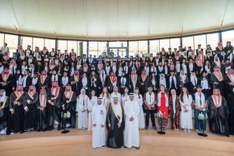 مجمع-الملك-سلمان-العالمي-يحتفل-بتخريج-166-متعلمًا-ومتعلمةً-من-مركز-أبجد-لتعليم-اللغة-العربية