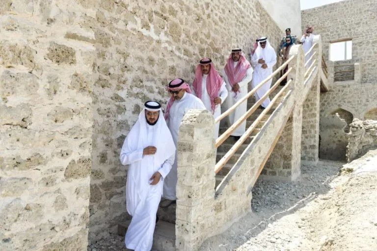 محافظ القطيف يتفقد مشاريع التطوير والترميم بجزيرة دارين وتاروت