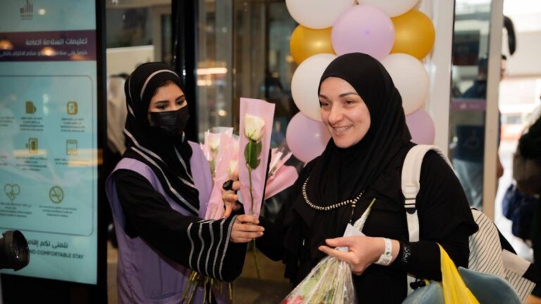 استقبال-الفوج-الأول-من-حجاج-روسيا-وتونس-في-مكة-